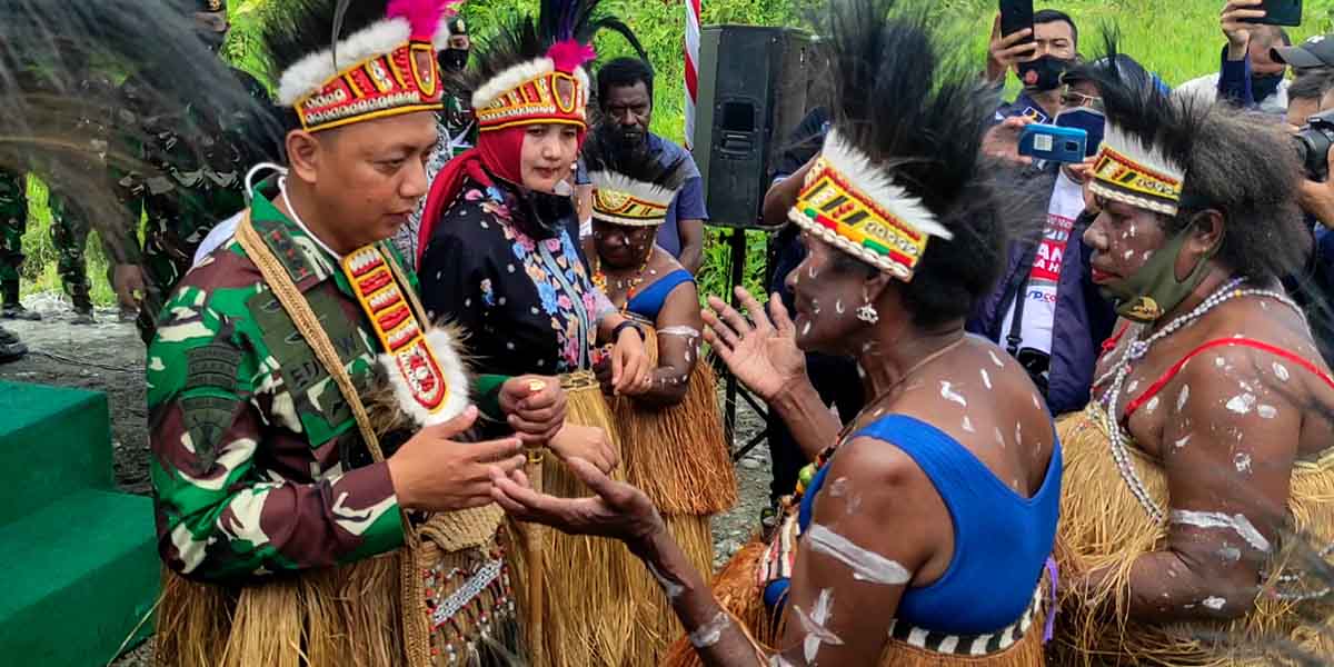 danbrig-20ijk-letkol-edy-widyanto-resmi-jadi-anak-adat-kaugapu